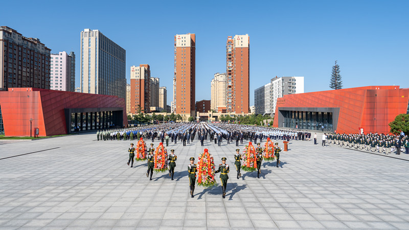 许昌市各界2021年烈士纪念日公祭活动在许昌烈士陵园纪念广场…